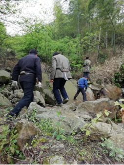 銅鑼寨風(fēng)景區(qū)組織員工義務(wù)勞動